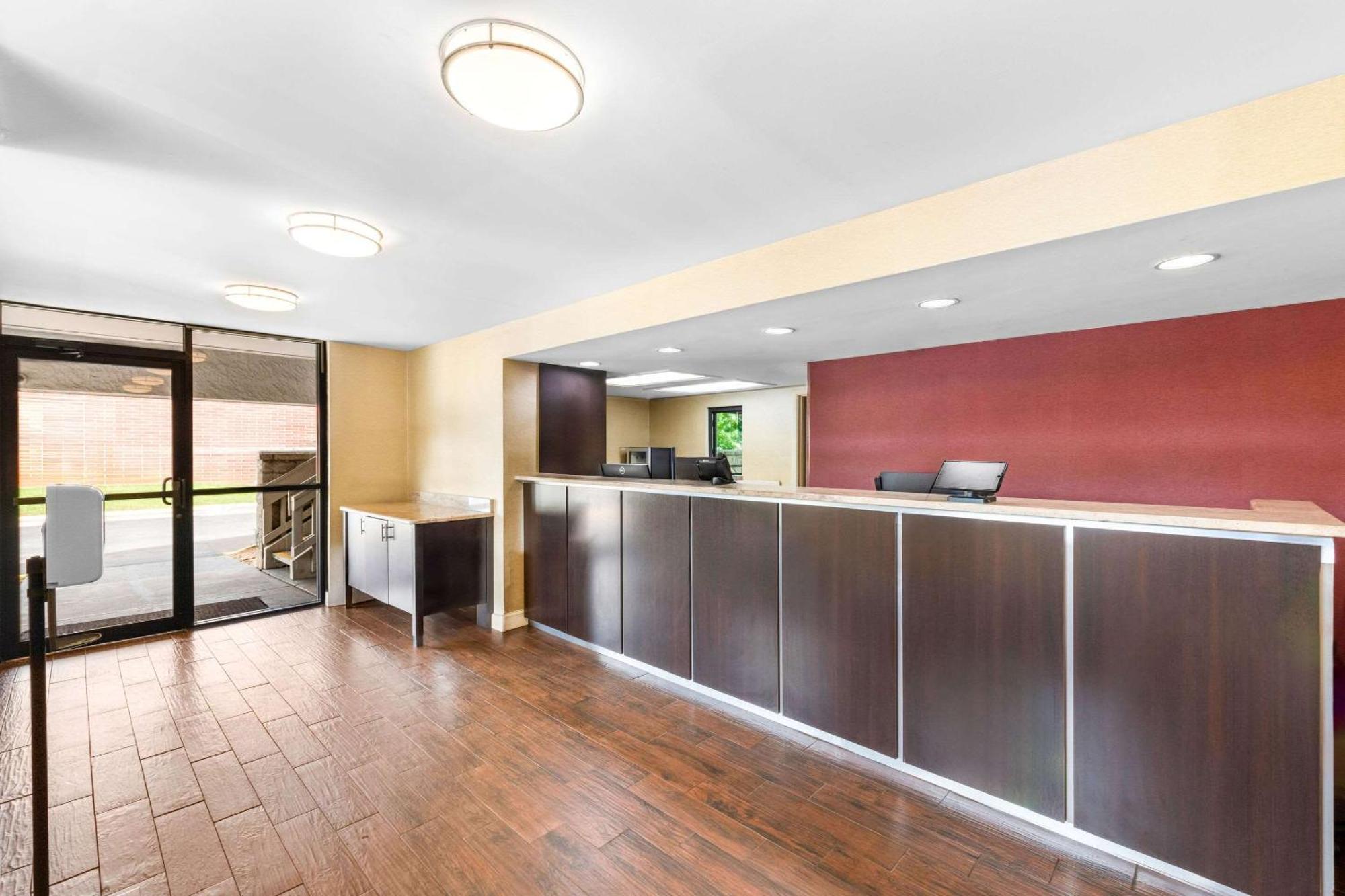 Econo Lodge Charlotte Airport Экстерьер фото