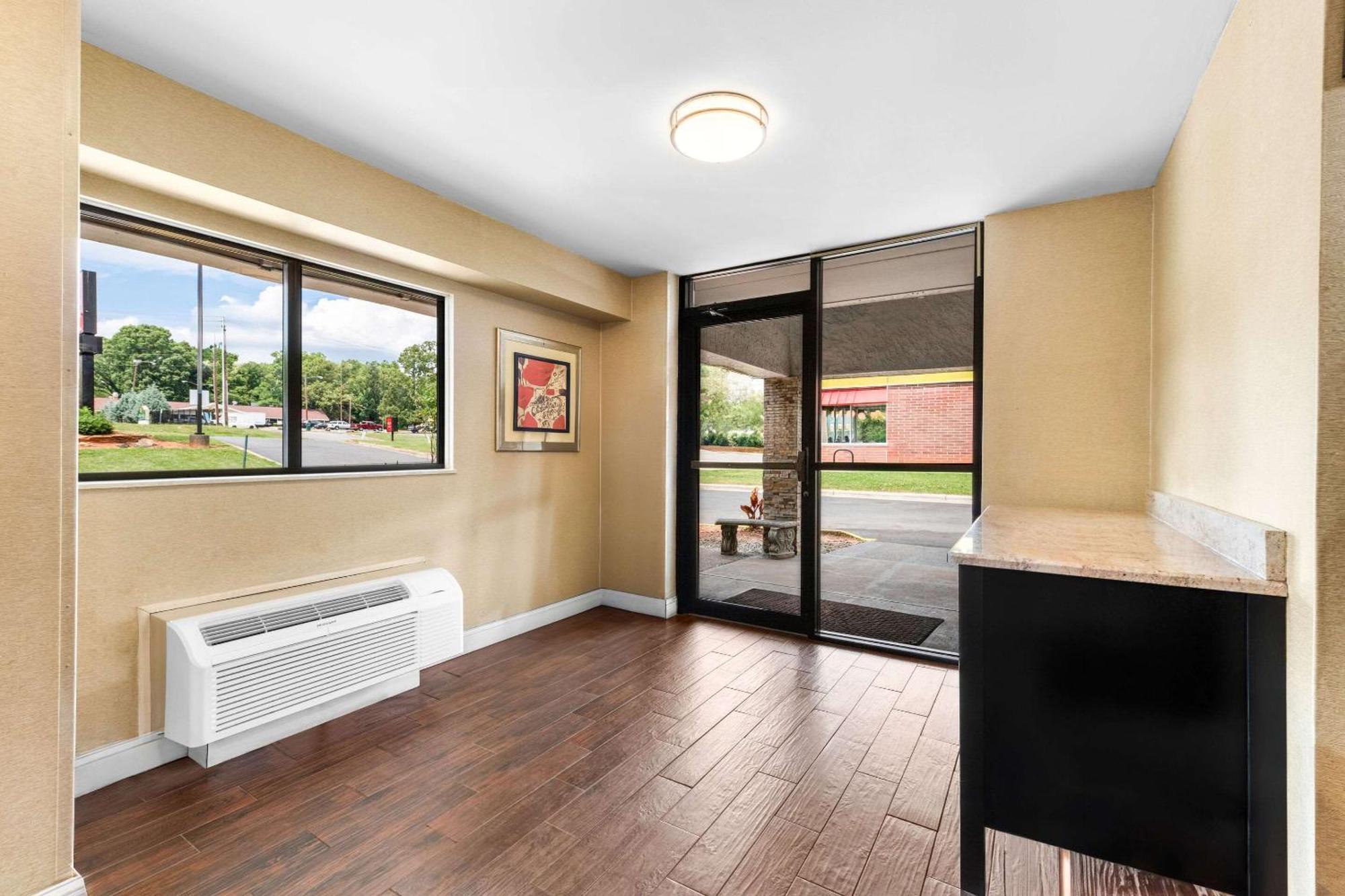 Econo Lodge Charlotte Airport Экстерьер фото